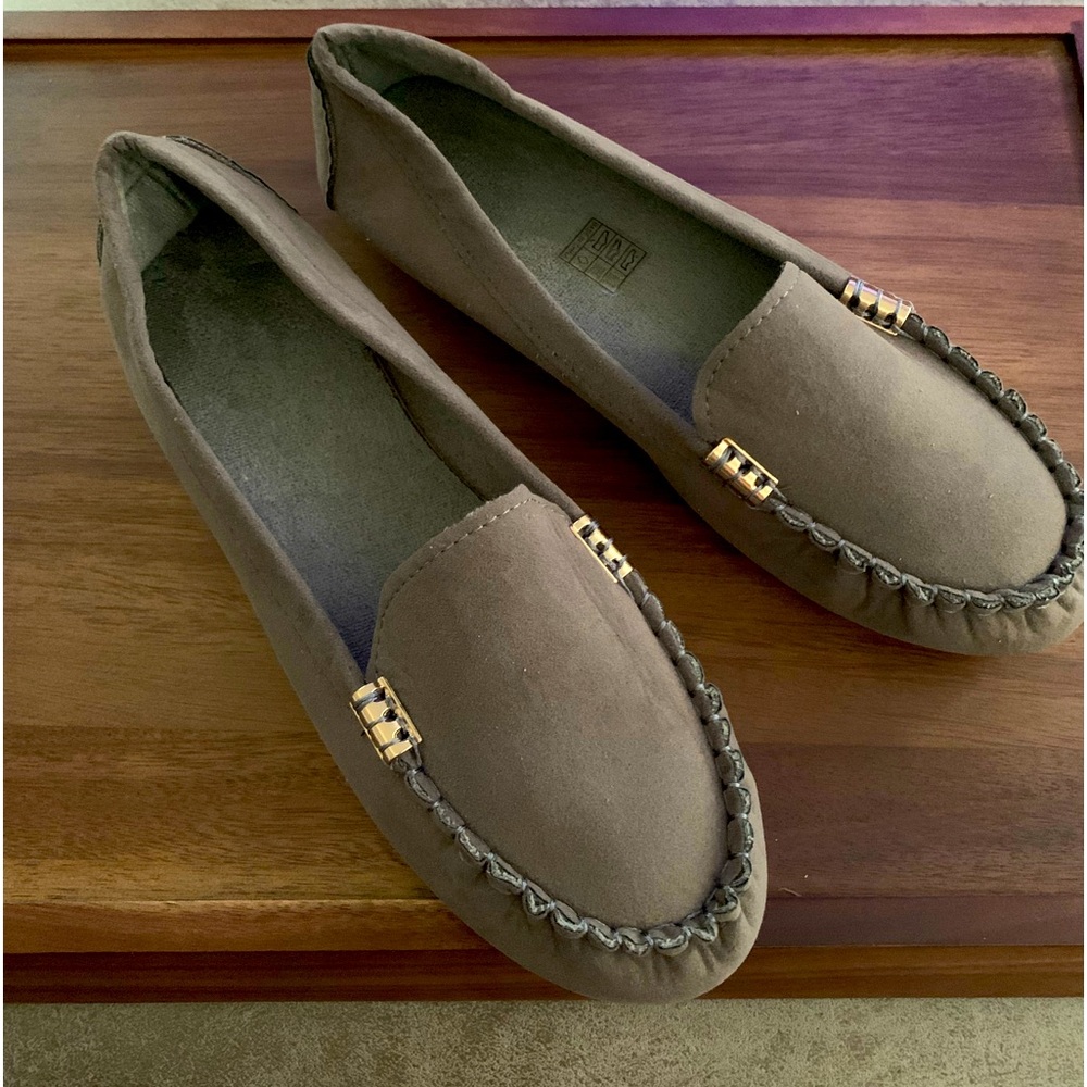 Women’s Moccasin Style Flats Size 8 Dk. Gray